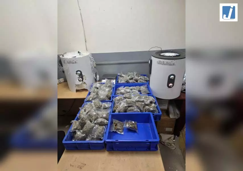 एयरपोर्ट पर 15.38 किलो हाइड्रोपोनिक गांजे के साथ दो तस्कर गिरफ्तार एयरपोर्ट पर 15.38 किलो हाइड्रोपोनिक गांजे के साथ दो तस्कर गिरफ्तार