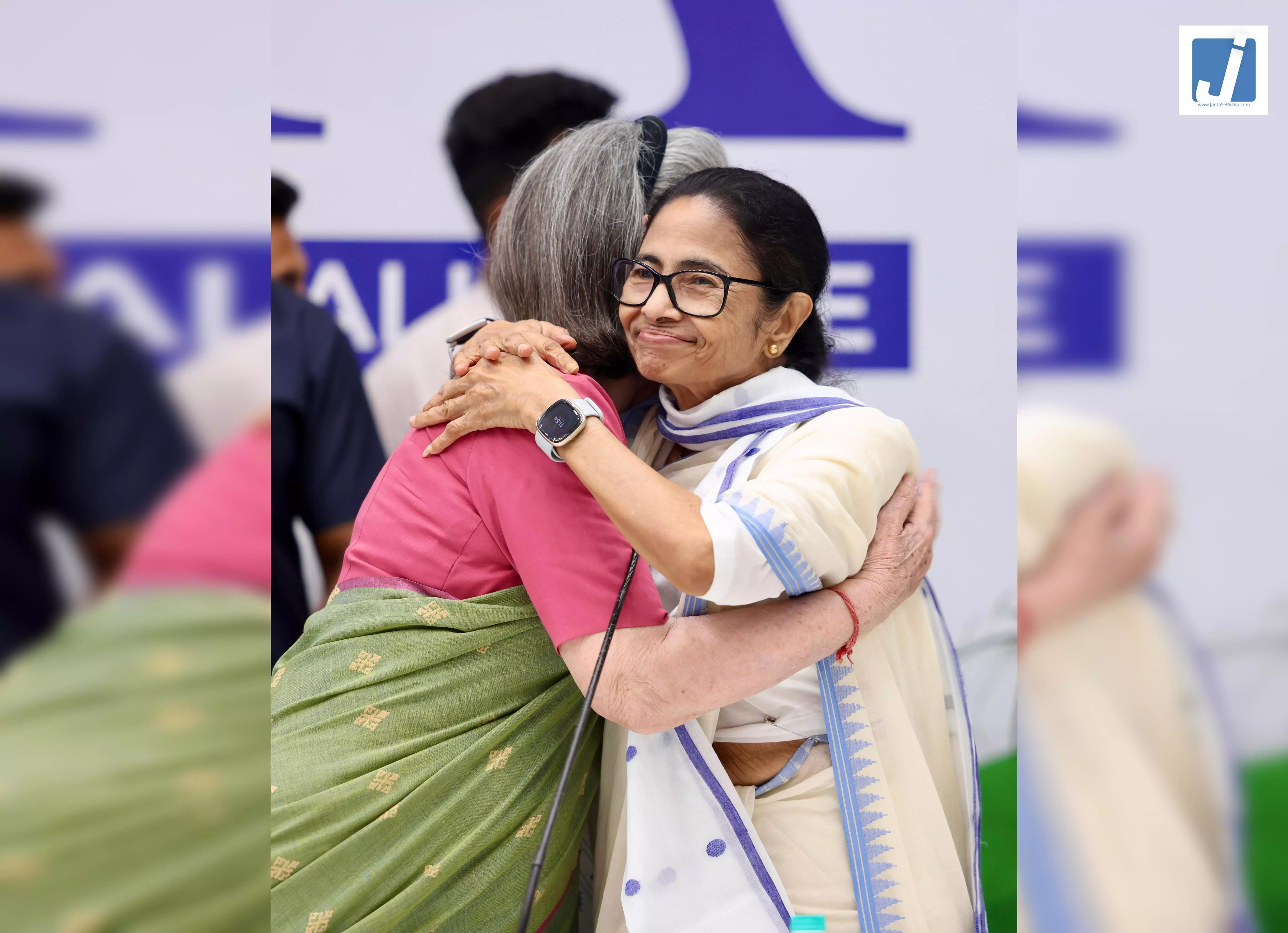 TMC के कई सांसद BJP नेता से मिलने पहुंचे TMC के कई सांसद BJP नेता से मिलने पहुंचे