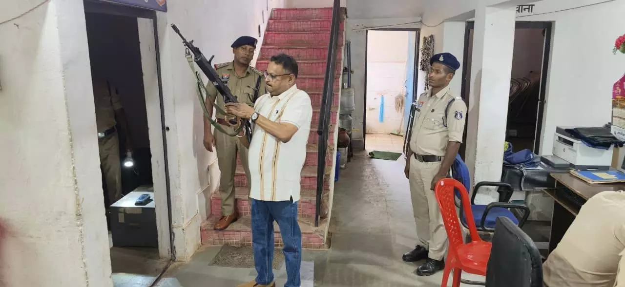 पुलिस अधीक्षक पंकज चंद्रा ने किया फरसगांव थाना का औचक निरीक्षण पुलिस अधीक्षक पंकज चंद्रा ने किया फरसगांव थाना का औचक निरीक्षण