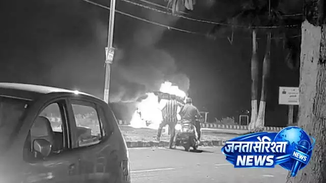 Cuttack के खान नगर चौक के पास एम्बुलेंस में आग लग गई, मरीज सुरक्षित Cuttack के खान नगर चौक के पास एम्बुलेंस में आग लग गई, मरीज सुरक्षित