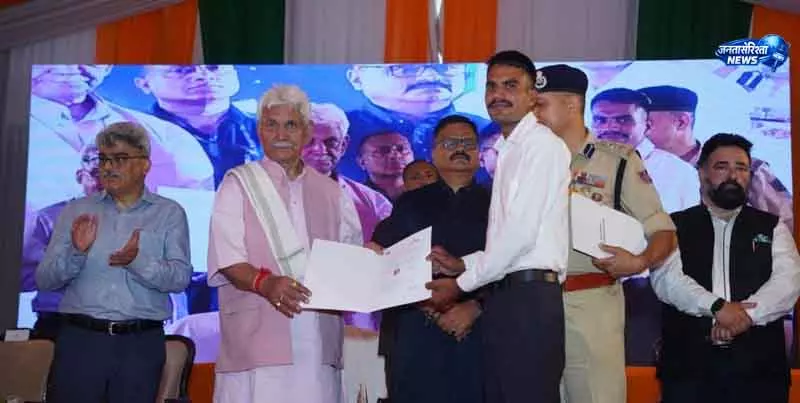 Jammu सीमाओं पर भारत की असली पहचान: एलजी Jammu सीमाओं पर भारत की असली पहचान: एलजी