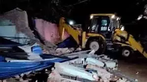 Kolkata: पुलिस कार्रवाई में जादवपुर में तनाव, माकपा नेता सृजन भट्टाचार्य हिरासत में Kolkata: पुलिस कार्रवाई में जादवपुर में तनाव, माकपा नेता सृजन भट्टाचार्य हिरासत में