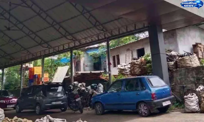 Kerala ; चिरक्कड़वु पंचायत में आंगनवाड़ी सह कल्चरल सेंटर बना पार्किंग स्थल Kerala ; चिरक्कड़वु पंचायत में आंगनवाड़ी सह कल्चरल सेंटर बना पार्किंग स्थल