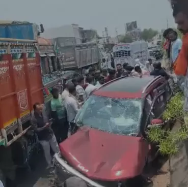 रायपुर में कार-ट्रक भिड़ंत, रिंग रोड पर हुआ हादसा रायपुर में कार-ट्रक भिड़ंत, रिंग रोड पर हुआ हादसा
