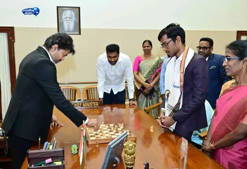 Chennai विजय और प्रज्ञानंद के बीच शतरंज मुकाबला चर्चा में Chennai विजय और प्रज्ञानंद के बीच शतरंज मुकाबला चर्चा में