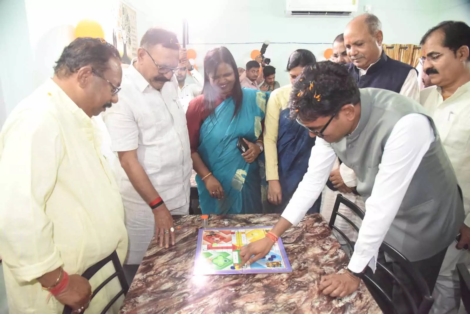 बुजुर्गों को मिला अपनापन और सम्मान का नया ठिकाना, अंबिकापुर में शुरू हुआ सियान गुड़ी डे-केयर सेंटर बुजुर्गों को मिला अपनापन और सम्मान का नया ठिकाना, अंबिकापुर में शुरू हुआ सियान गुड़ी डे-केयर सेंटर