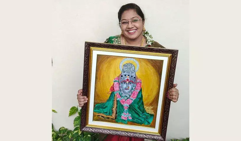 खाली बोतलों को बनाया आर्टवर्क, महिला ने क्रिएटिविटी से बनाई नई पहचान और आमदनी खाली बोतलों को बनाया आर्टवर्क, महिला ने क्रिएटिविटी से बनाई नई पहचान और आमदनी