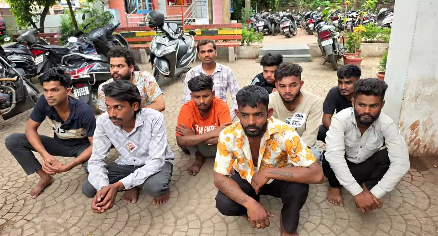 टिकरापारा इलाके से 9 बदमाश गिरफ्तार टिकरापारा इलाके से 9 बदमाश गिरफ्तार