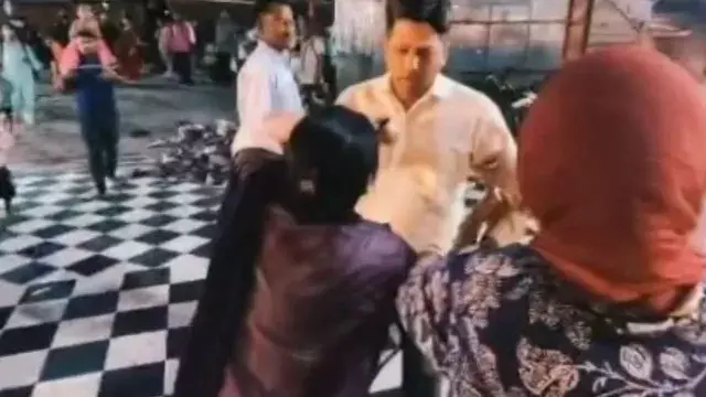 Haridwar : हरकी पैड़ी पर झांसी की महिला श्रद्धालुओं के साथ मारपीट, सेवादार गिरफ्तार Haridwar : हरकी पैड़ी पर झांसी की महिला श्रद्धालुओं के साथ मारपीट, सेवादार गिरफ्तार