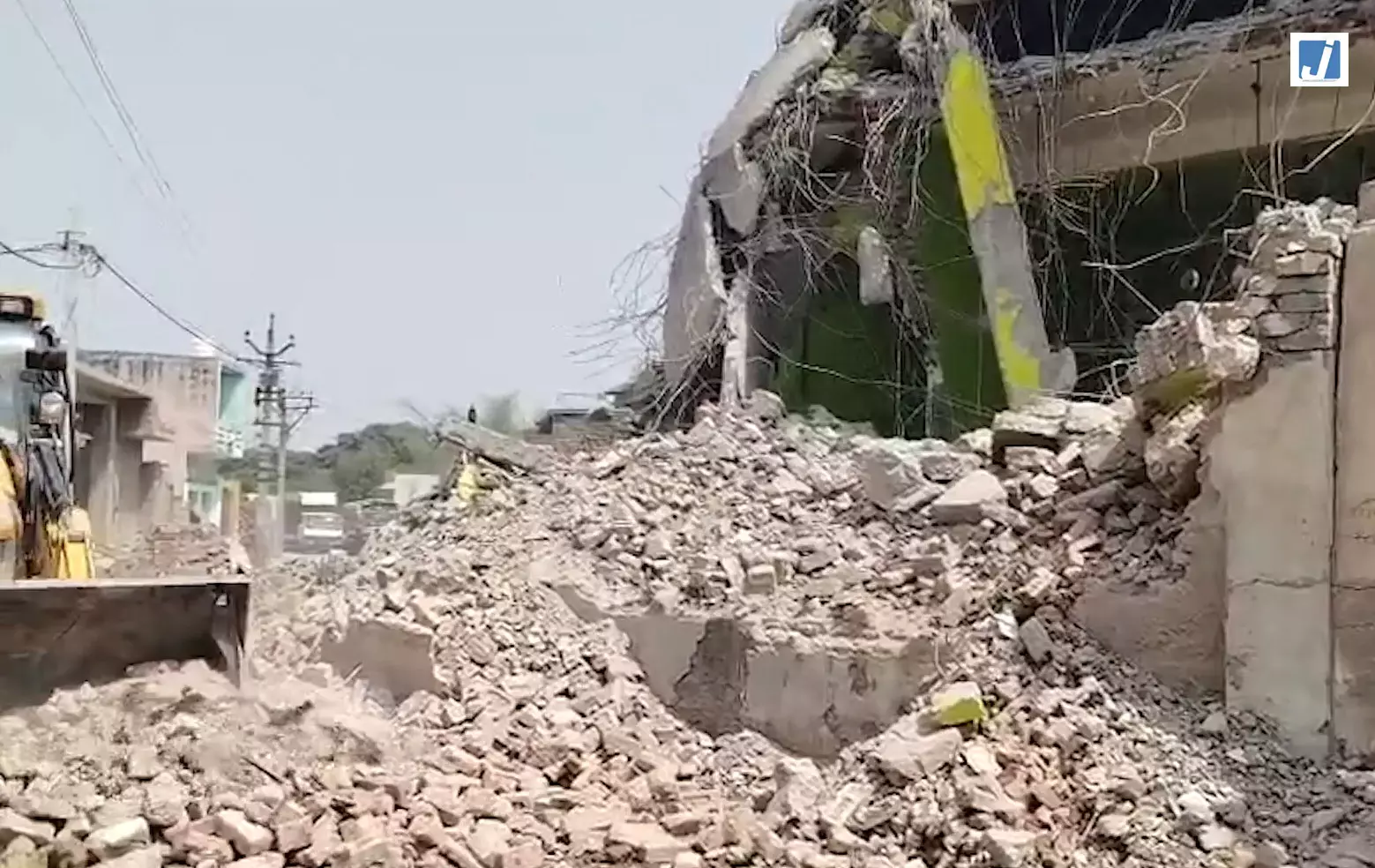 संभल में प्रशासनिक ध्वस्तीकरण के बाद कासेरवा गांव में मलबा हटाने का काम जारी संभल में प्रशासनिक ध्वस्तीकरण के बाद कासेरवा गांव में मलबा हटाने का काम जारी