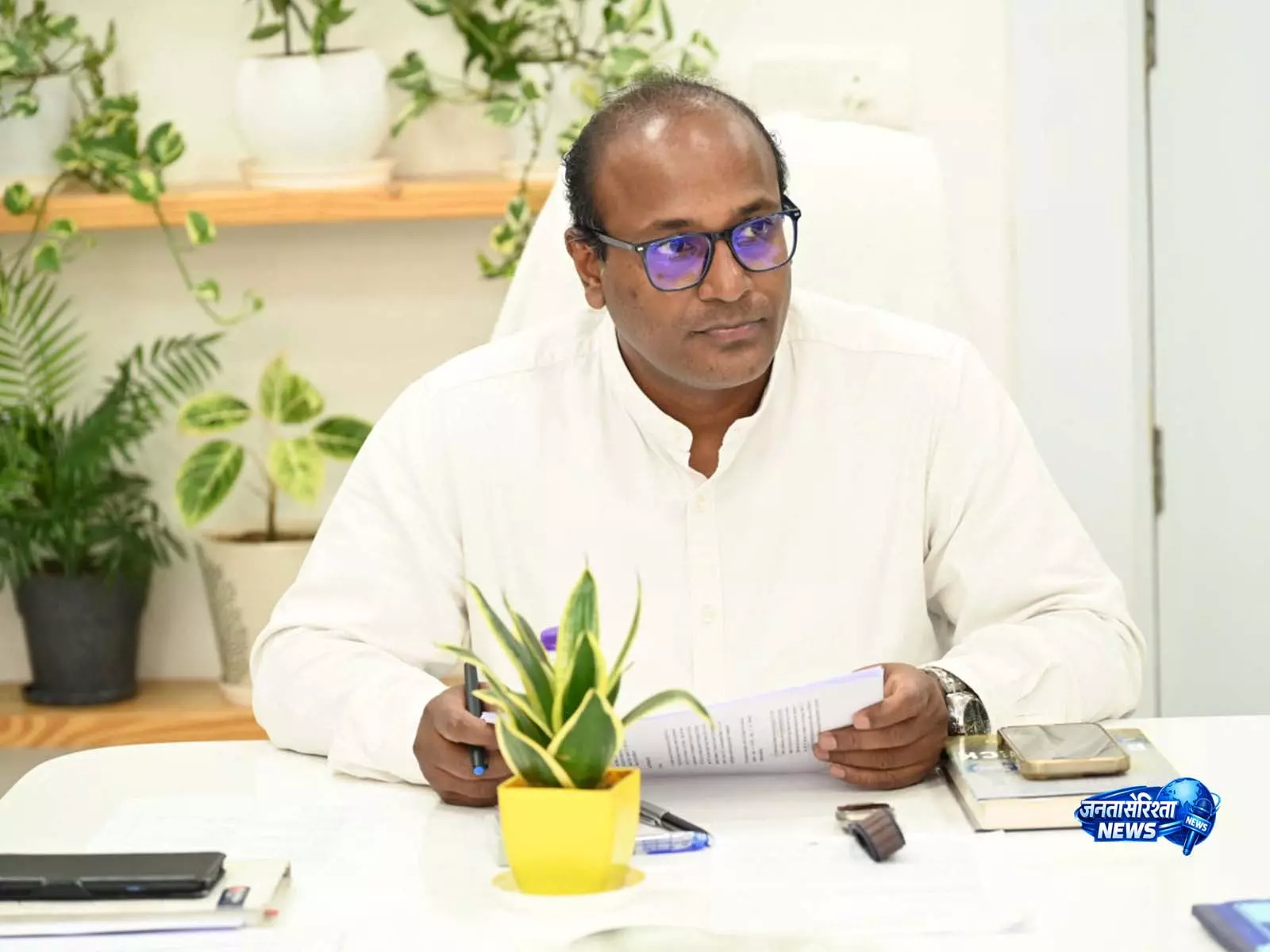 उत्तराखंड के CEO पुरूषोत्तम ने सीएम धामी को गणना प्रपत्र सौंपा उत्तराखंड के CEO पुरूषोत्तम ने सीएम धामी को गणना प्रपत्र सौंपा