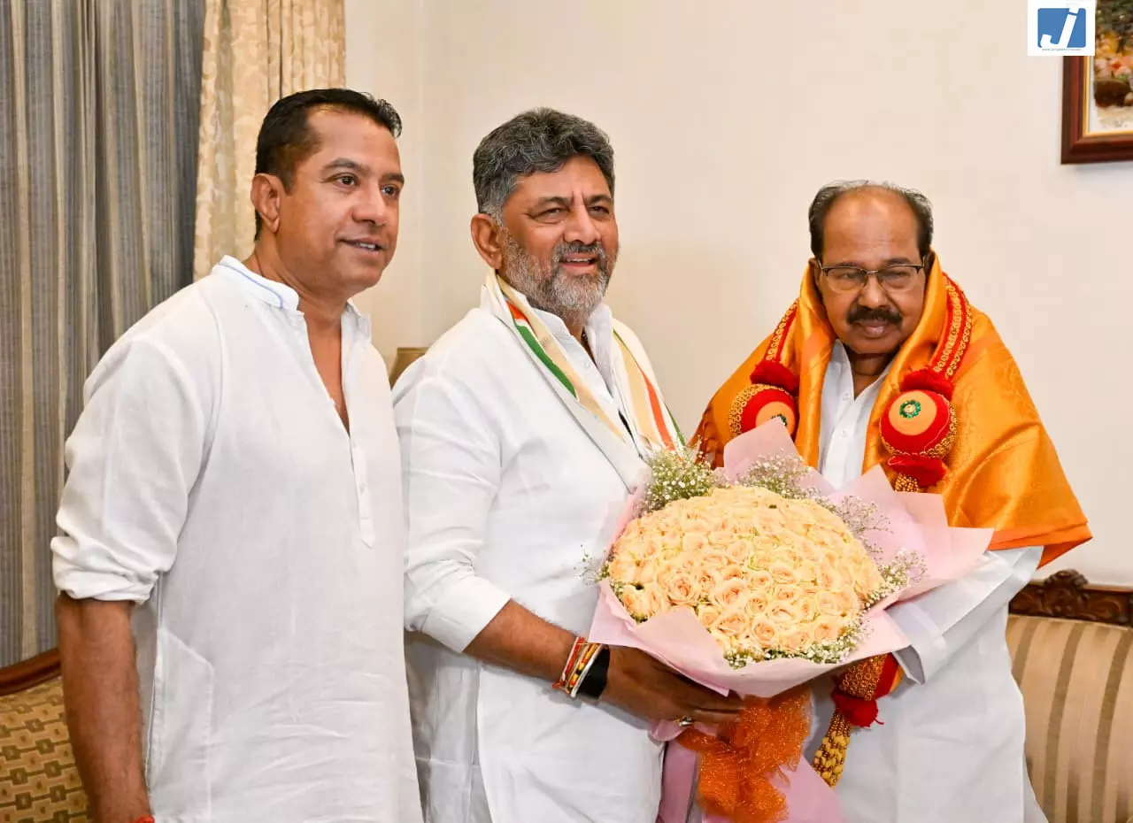 मुख्यमंत्री डी.के. शिवकुमार ने वीरप्पा मोइली से की मुलाकात मुख्यमंत्री डी.के. शिवकुमार ने वीरप्पा मोइली से की मुलाकात