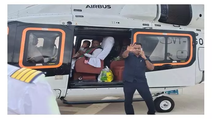 ओडिशा CM मोहन माझी के हेलीकॉप्टर की पुरी में आपात लैंडिंग ओडिशा CM मोहन माझी के हेलीकॉप्टर की पुरी में आपात लैंडिंग