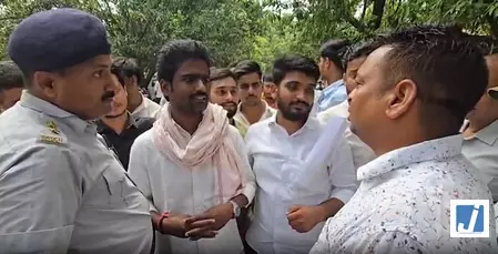 बिरला छात्रावास की बाउंड्री वॉल तीन से बढ़ाकर नौ फीट करने पर विवाद, छात्रों ने सौंपा ज्ञापन बिरला छात्रावास की बाउंड्री वॉल तीन से बढ़ाकर नौ फीट करने पर विवाद, छात्रों ने सौंपा ज्ञापन