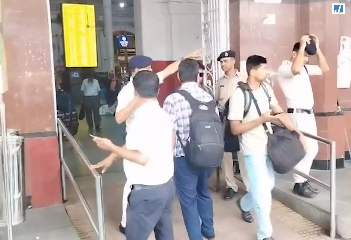 हावड़ा स्टेशन पर नई एंट्री-एग्जिट व्यवस्था लागू, यात्रियों की आवाजाही होगी अधिक सुगम हावड़ा स्टेशन पर नई एंट्री-एग्जिट व्यवस्था लागू, यात्रियों की आवाजाही होगी अधिक सुगम