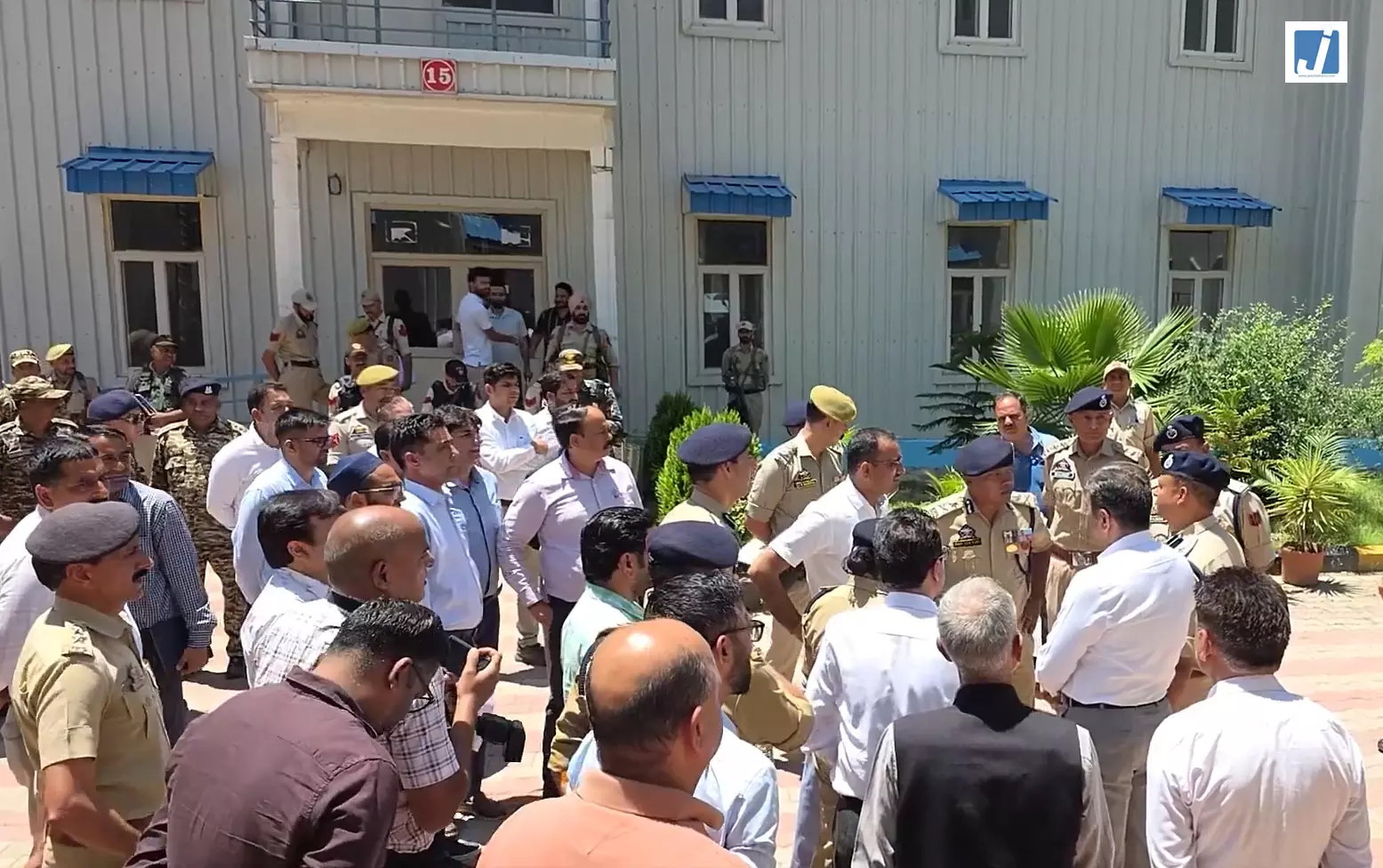 रामबन में अमरनाथ यात्रा की तैयारियों का जायजा, डिविजनल कमिश्नर और IGP ने किए स्थलों का निरीक्षण रामबन में अमरनाथ यात्रा की तैयारियों का जायजा, डिविजनल कमिश्नर और IGP ने किए स्थलों का निरीक्षण