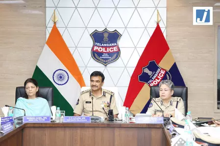 डीजीपी ने नेपाल और अन्य देशों के घरेलू कामगारों का डेटाबेस तैयार करने का दिया निर्देश डीजीपी ने नेपाल और अन्य देशों के घरेलू कामगारों का डेटाबेस तैयार करने का दिया निर्देश