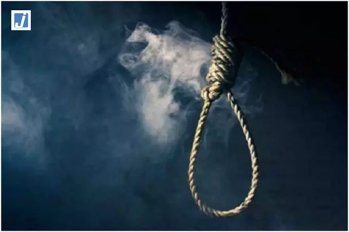 पुलिस आरक्षक ने सरकारी क्वार्टर में लगाई फांसी, सुसाइड नोट बरामद पुलिस आरक्षक ने सरकारी क्वार्टर में लगाई फांसी, सुसाइड नोट बरामद