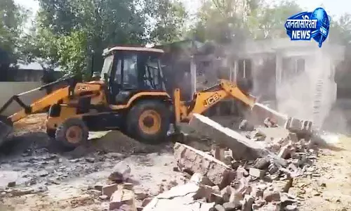 Delhi एमसी के बुलडोजर सैनिक फार्म में घुसे
