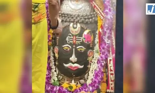 रजत चंद्र, त्रिशूल और त्रिपुंड से बाबा महाकाल का दिव्य शृंगार, दर्शन के लिए उमड़े श्रद्धालु रजत चंद्र, त्रिशूल और त्रिपुंड से बाबा महाकाल का दिव्य शृंगार, दर्शन के लिए उमड़े श्रद्धालु