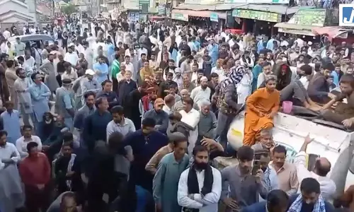 POK में हालात तनावपूर्ण, लोगों पर बरसाई गोलियां, 27 की मौत POK में हालात तनावपूर्ण, लोगों पर बरसाई गोलियां, 27 की मौत