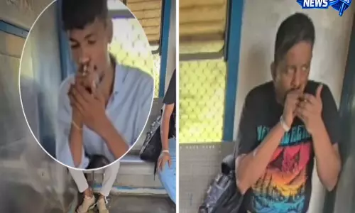 मुंबई लोकल में चिलम पीते दिखे दो युवक, वायरल वीडियो ने बढ़ाई सुरक्षा और अनुशासन की चिंता
