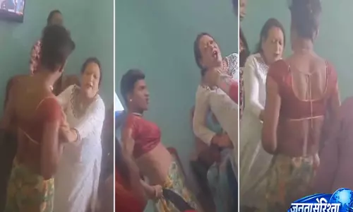 MP के छिंदवाड़ा में शादी में हंगामा, किन्नर का भेष धारण करने के आरोप में व्यक्ति की पिटाई का वीडियो वायरल MP के छिंदवाड़ा में शादी में हंगामा, किन्नर का भेष धारण करने के आरोप में व्यक्ति की पिटाई का वीडियो वायरल