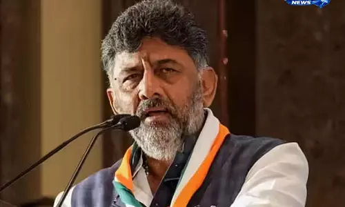 Kanakapura : मुख्यमंत्री डीके शिवकुमार का सेब खाकर फेंकने वाला वीडियो वायरल Kanakapura : मुख्यमंत्री डीके शिवकुमार का सेब खाकर फेंकने वाला वीडियो वायरल