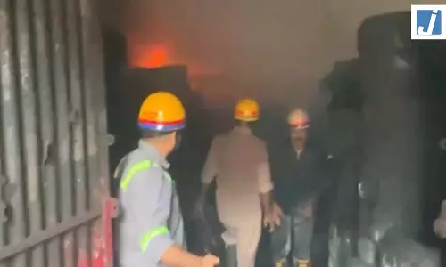टायर रबर फैक्ट्री में भीषण आग, इलाके में हड़कंप मचा