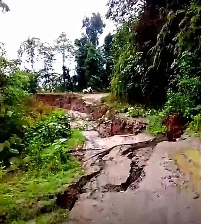Arunachal: लैंडस्लाइड से गिबा सर्कल कट गया, 5,000 से ज़्यादा गांववाले प्रभावित हुए Arunachal: लैंडस्लाइड से गिबा सर्कल कट गया, 5,000 से ज़्यादा गांववाले प्रभावित हुए
