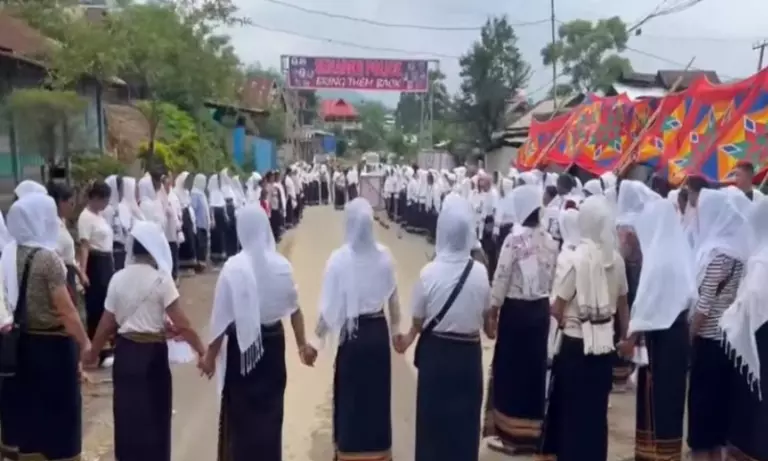 Manipur: 14 कुकी बंधकों की रिहाई के लिए कांगपोकपी में बनी विशाल ह्यूमन चेन Manipur: 14 कुकी बंधकों की रिहाई के लिए कांगपोकपी में बनी विशाल ह्यूमन चेन