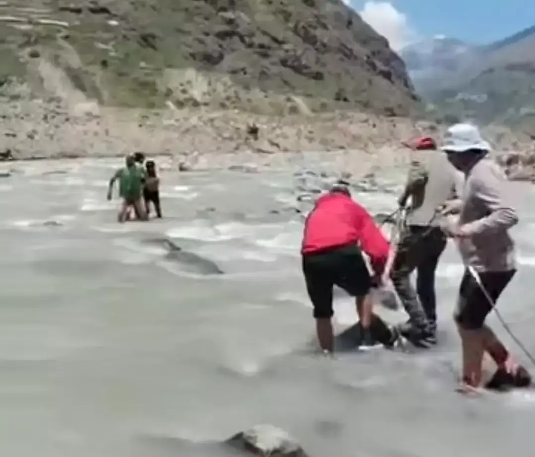 Kullu: चंद्रा नदी में बहने लगा पर्यटक, स्थानीय लोगों की सूझबूझ से बची जान Kullu: चंद्रा नदी में बहने लगा पर्यटक, स्थानीय लोगों की सूझबूझ से बची जान