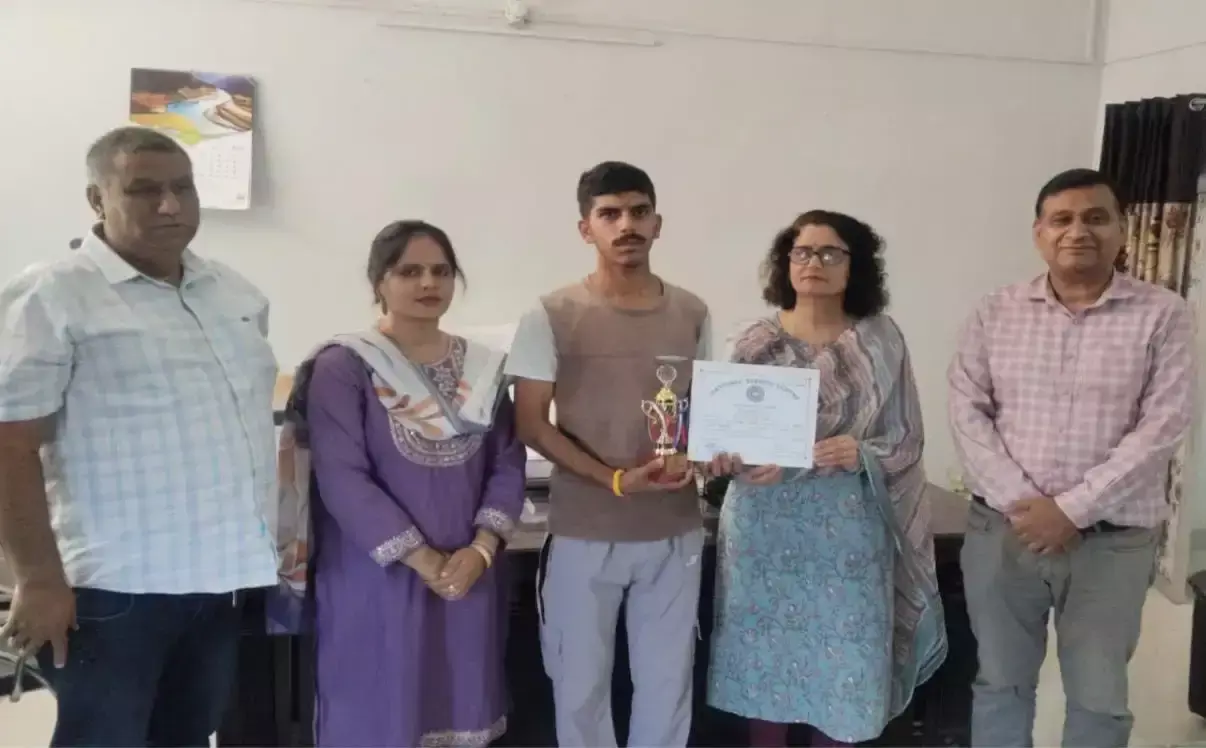 Kathua: एनएसएस स्वयंसेवक यश देव सिंह को जीडीसी मढ़हीन में किया गया सम्मानित Kathua: एनएसएस स्वयंसेवक यश देव सिंह को जीडीसी मढ़हीन में किया गया सम्मानित
