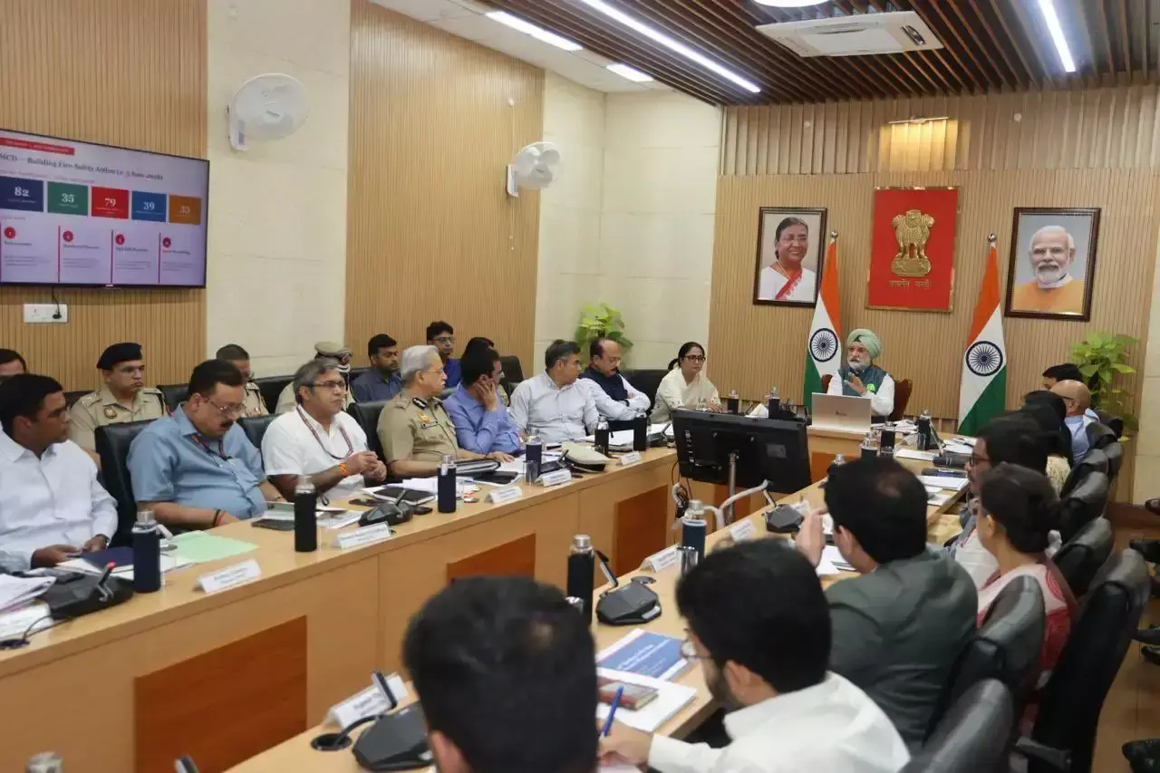 New Delhi: मानसून को लेकर उपराज्यपाल और मुख्यमंत्री ने तैयारियों का लिया जायजा New Delhi: मानसून को लेकर उपराज्यपाल और मुख्यमंत्री ने तैयारियों का लिया जायजा