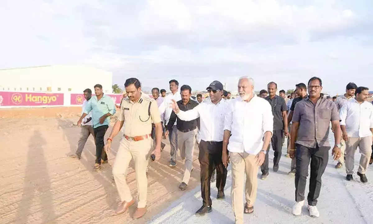 Andhra: तिरुपति CM नायडू और गवर्नर नजीर के दौरे के लिए तैयार Andhra: तिरुपति CM नायडू और गवर्नर नजीर के दौरे के लिए तैयार