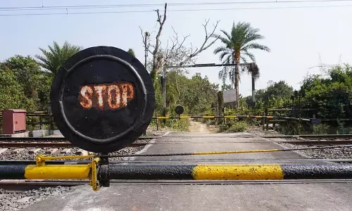 Maharashtra : रेलवे लेवल क्रॉसिंग-फ्री राज्य बनाने के लिए 65 प्रोजेक्ट्स की मंज़ूरी दी Maharashtra : रेलवे लेवल क्रॉसिंग-फ्री राज्य बनाने के लिए 65 प्रोजेक्ट्स की मंज़ूरी दी