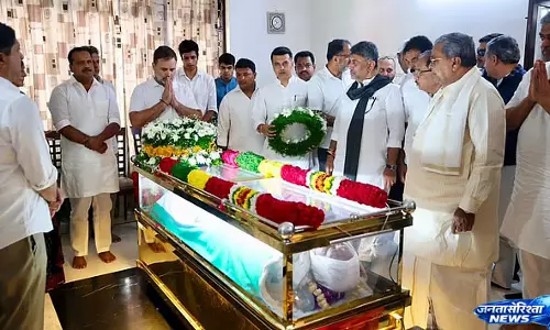 Rahul Gandhi बेंगलुरु पहुंचे, सूरज हेगड़े के अंतिम संस्कार में शामिल हुए कांग्रेस नेता