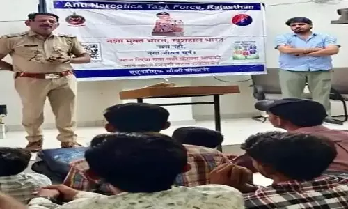 Jaipur: राजस्थान में नशा विरोधी अभियान, हजारों लोगों ने ली शपथ Jaipur: राजस्थान में नशा विरोधी अभियान, हजारों लोगों ने ली शपथ