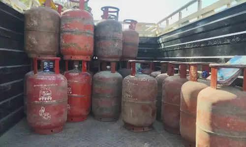 Jammu: गैस सिलेंडर की कीमतों पर कांग्रेस का विरोध, शव यात्रा निकालकर प्रदर्शन