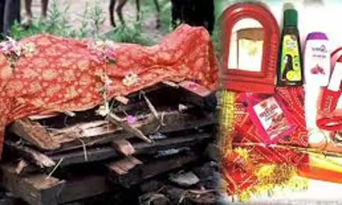मृत्यु संस्कार में सुहागिन स्त्री के श्रृंगार का क्या अर्थ है, जानिए धार्मिक दृष्टिकोण मृत्यु संस्कार में सुहागिन स्त्री के श्रृंगार का क्या अर्थ है, जानिए धार्मिक दृष्टिकोण