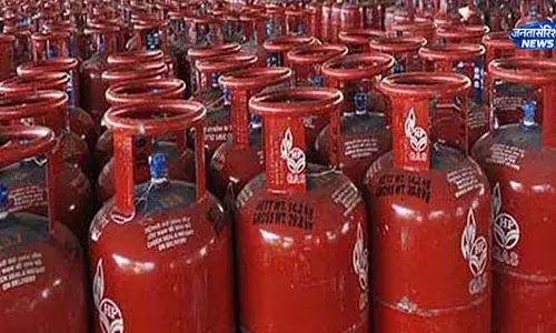 उज्ज्वला योजना में बड़ा बदलाव, सब्सिडी वाले LPG सिलेंडर की सीमा घटाकर 4 प्रति वर्ष उज्ज्वला योजना में बड़ा बदलाव, सब्सिडी वाले LPG सिलेंडर की सीमा घटाकर 4 प्रति वर्ष