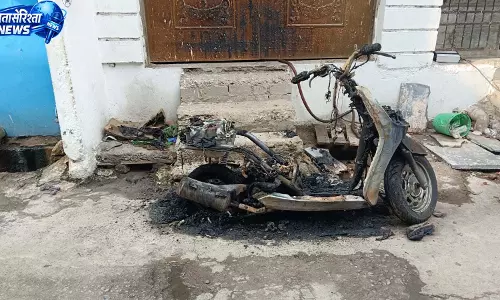 रायपुर में घर के बाहर खड़ी एक्टिवा में लगी भीषण आग, मचा हड़कंप रायपुर में घर के बाहर खड़ी एक्टिवा में लगी भीषण आग, मचा हड़कंप