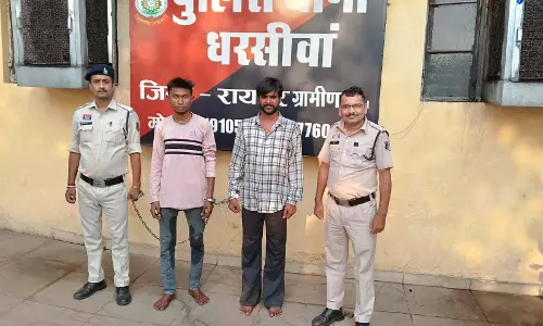 धरसीवां दुष्कर्म मामला: वायरल वीडियो से बढ़ा विवाद, पीड़िता के दादा पर पैसे लेने के आरोप धरसीवां दुष्कर्म मामला: वायरल वीडियो से बढ़ा विवाद, पीड़िता के दादा पर पैसे लेने के आरोप
