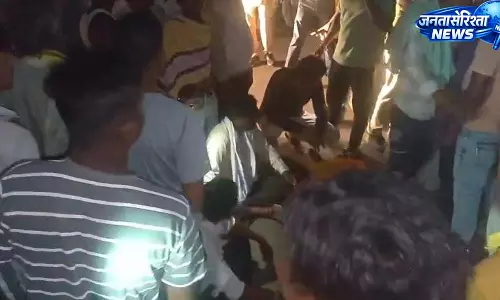 सड़क हादसे के बाद बवाल, ग्रामीणों ने एंबुलेंस-112 वाहन में की तोड़फोड़, पुलिसकर्मी और चालक घायल सड़क हादसे के बाद बवाल, ग्रामीणों ने एंबुलेंस-112 वाहन में की तोड़फोड़, पुलिसकर्मी और चालक घायल