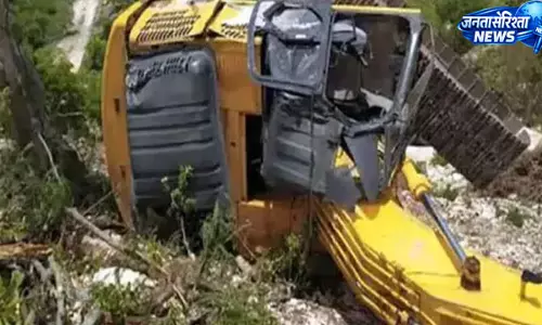 Shimla: कुमारसैन में सड़क बहाली के दौरान हादसा, जेसीबी 300 मीटर गहरी खाई में गिरा Shimla: कुमारसैन में सड़क बहाली के दौरान हादसा, जेसीबी 300 मीटर गहरी खाई में गिरा