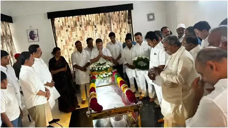 Bengaluru: राहुल गांधी ने सूरज हेगड़े को दी श्रद्धांजलि, बेंगलुरु में अंतिम दर्शन किए Bengaluru: राहुल गांधी ने सूरज हेगड़े को दी श्रद्धांजलि, बेंगलुरु में अंतिम दर्शन किए