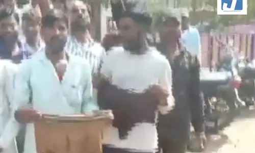 ऑटो चालकों का अनोखा प्रदर्शन, अंडरवियर लेकर सड़कों पर उतरे ऑटो चालकों का अनोखा प्रदर्शन, अंडरवियर लेकर सड़कों पर उतरे