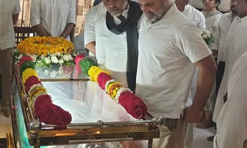 राहुल गांधी ने बेंगलुरु में एआईसीसी सचिव सूरज हेगड़े को दी श्रद्धांजलि राहुल गांधी ने बेंगलुरु में एआईसीसी सचिव सूरज हेगड़े को दी श्रद्धांजलि