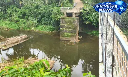 Kerala : 8 साल से टूटा पड़ा थोप्पिलकाडवु पुल, आदिवासी परिवारों की बढ़ी मुश्किलें Kerala : 8 साल से टूटा पड़ा थोप्पिलकाडवु पुल, आदिवासी परिवारों की बढ़ी मुश्किलें