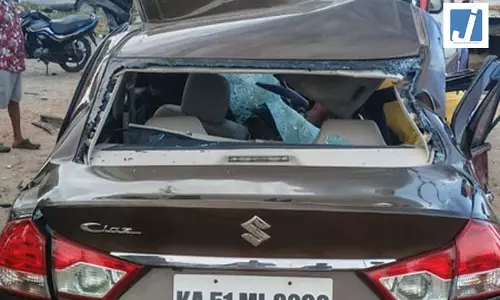 बाइक चालक को बचाने में कार दुर्घटनाग्रस्त, गर्भवती महिला समेत तीन लोगों की मौत